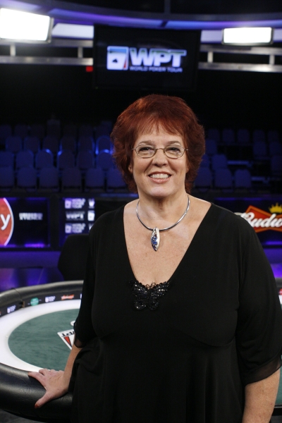 За всю свою карьеру Линда заработала около 500 000 долларов, и ниже мы приведем таблицу наиболее интересных побед этой женщины (10 из 59 известных).   Linda Johnson, Чтобы не только обучаться покеру, но и применять знания на практике, она начала играть в карточных домах в Калифорнии и Лас Вегасе, где она конкурировала на своем первом турнире в 1978 году.Линда Джонсон,  WSOP , женщины в покере, турниры по покеру, PokerStars, мастера покера, профессионалы, игра в покер, биографии, легенды покера, первая леди покера, World Poker Tour  